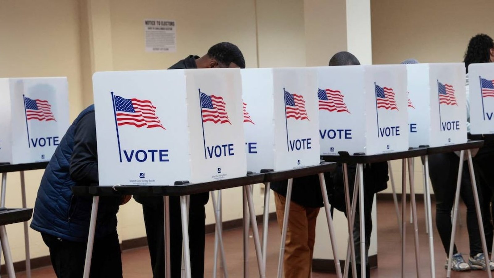 Votantes latinos llegan indecisos y críticos de Trump a las elecciones del 3 de noviembre