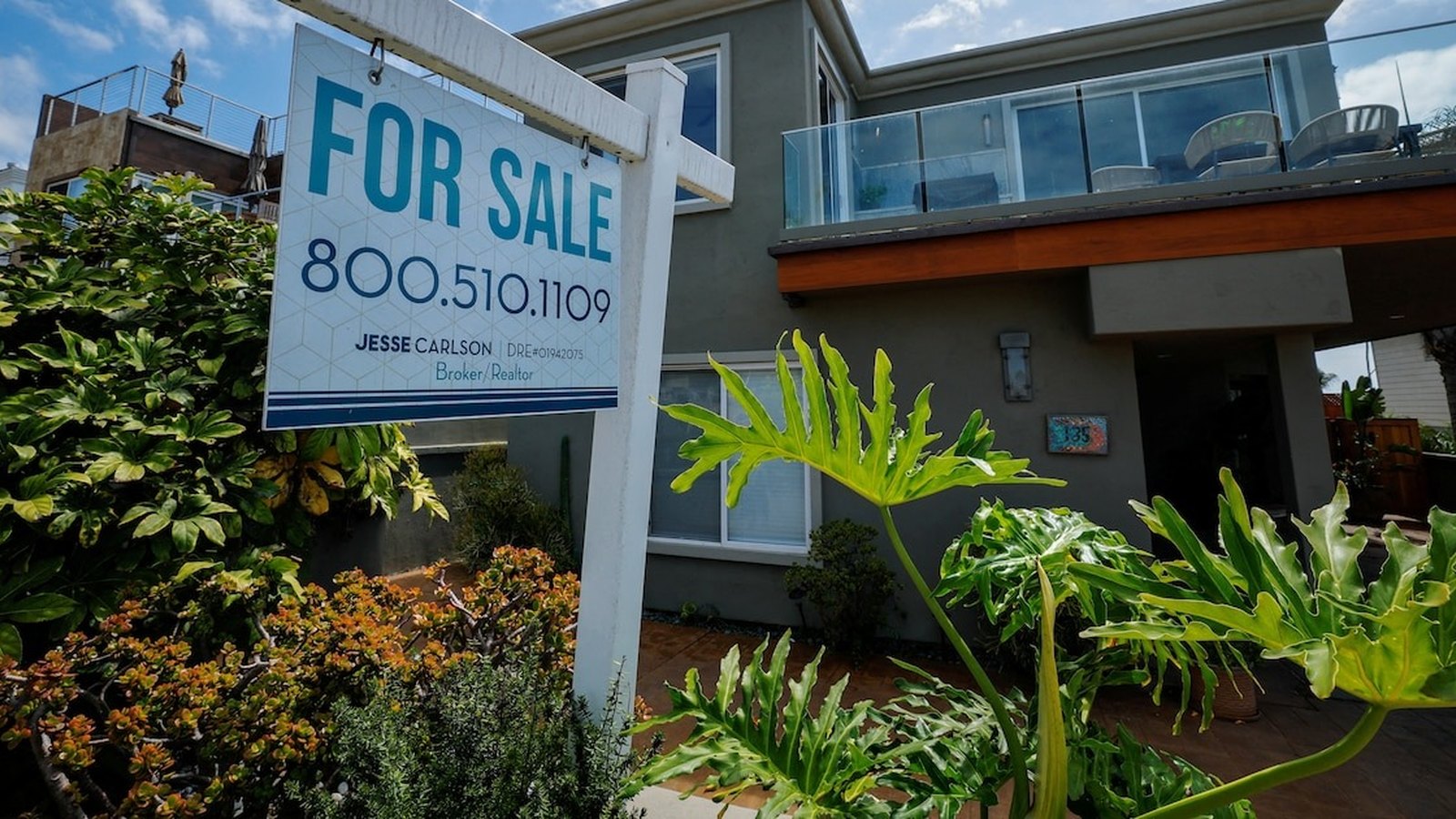 Vendedores de casas rebajan precios y dan incentivos con los compradores en mínimos