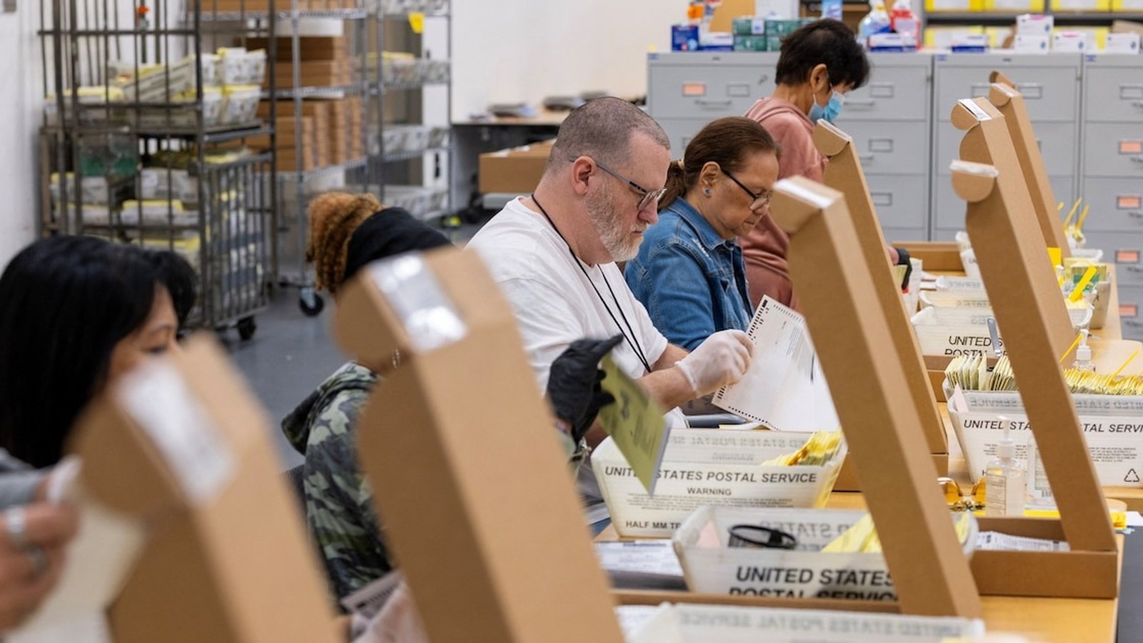 Tribunal de apelaciones cuestiona la orden de Trump sobre 20,000 votos en California