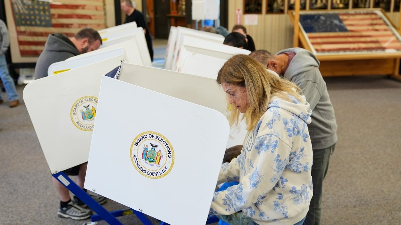 Nueva York recuerda que ICE y agentes armados no pueden estar en centros de votación