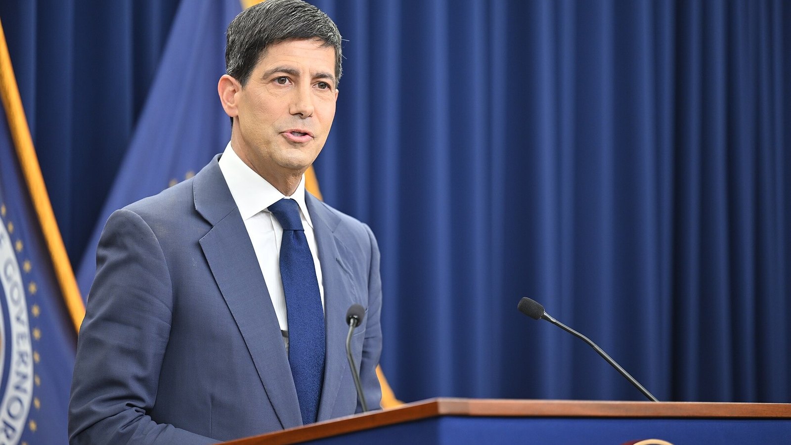 La Fed mantiene su tasa en 3¾ a 4% con dos votos a favor de subirla