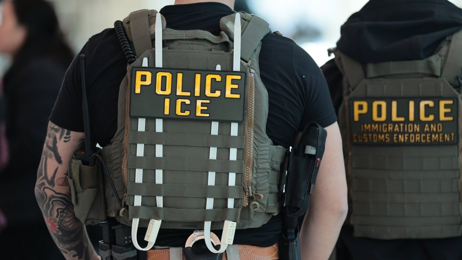 Agentes armados de ICE no pueden estar en centros de votación, según la ley federal