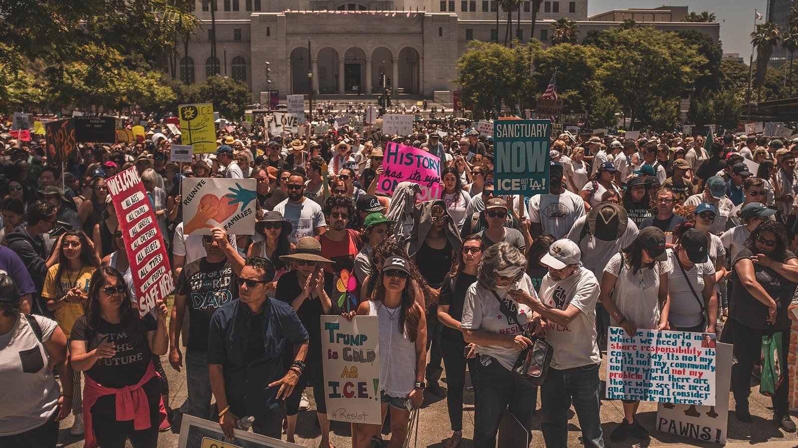 Jueza federal prohíbe detenciones migratorias por perfil racial en el sur de California