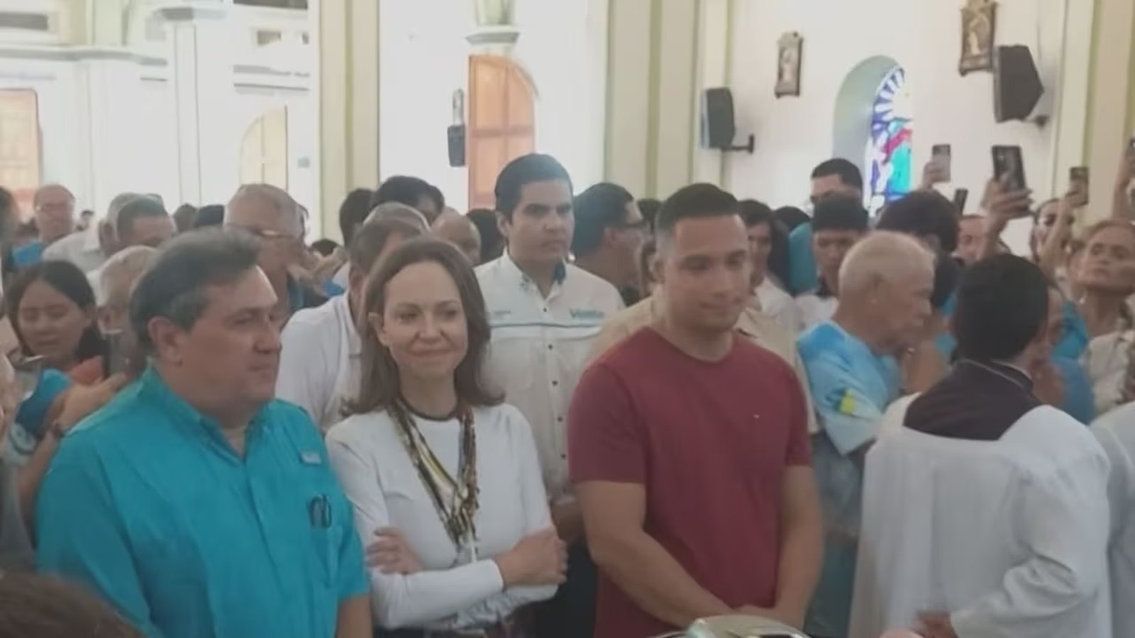 María Corina Machado vuelve a Venezuela y pide fijar elecciones para 2027