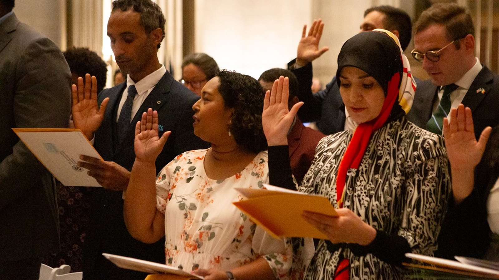 USCIS tenía 813,453 solicitudes de ciudadanía pendientes en agosto, a semanas de las elecciones