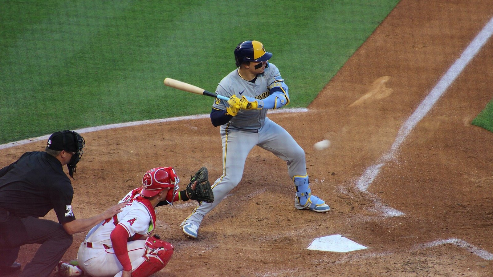Brewers vencen 5-4 a Rays y toman ventaja 2-0 en la Serie Mundial con William Contreras