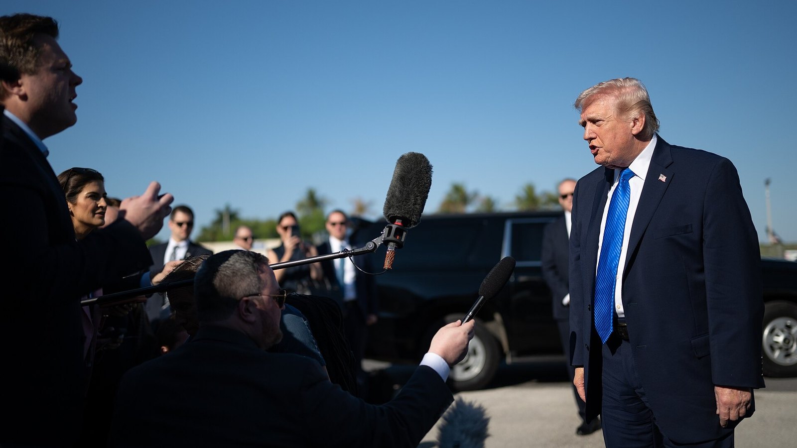 Trump vota por adelantado en West Palm Beach a días de las elecciones intermedias