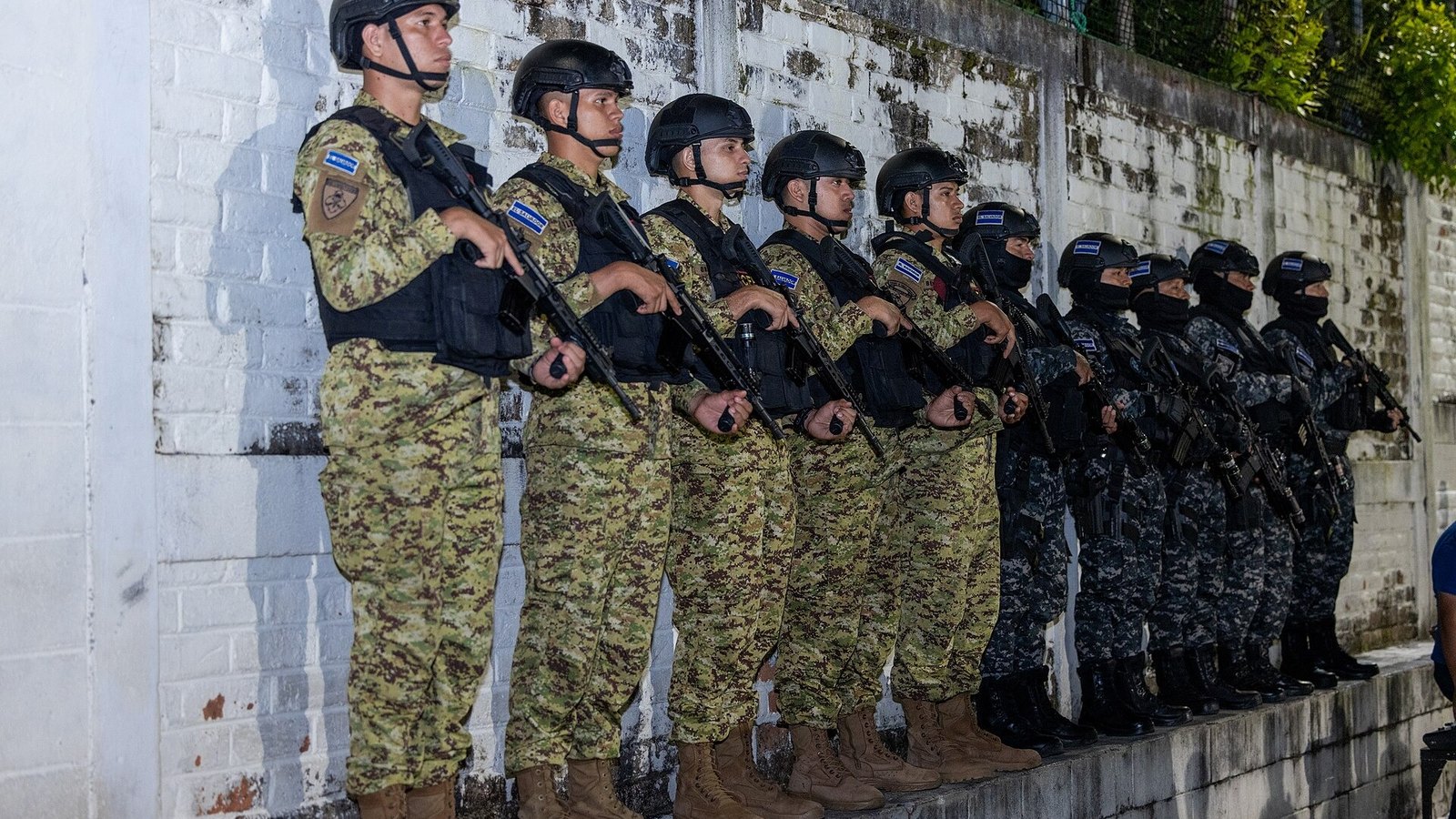 Bukele descarta que restos hallados en Haití sean de los cuatro militares salvadoreños