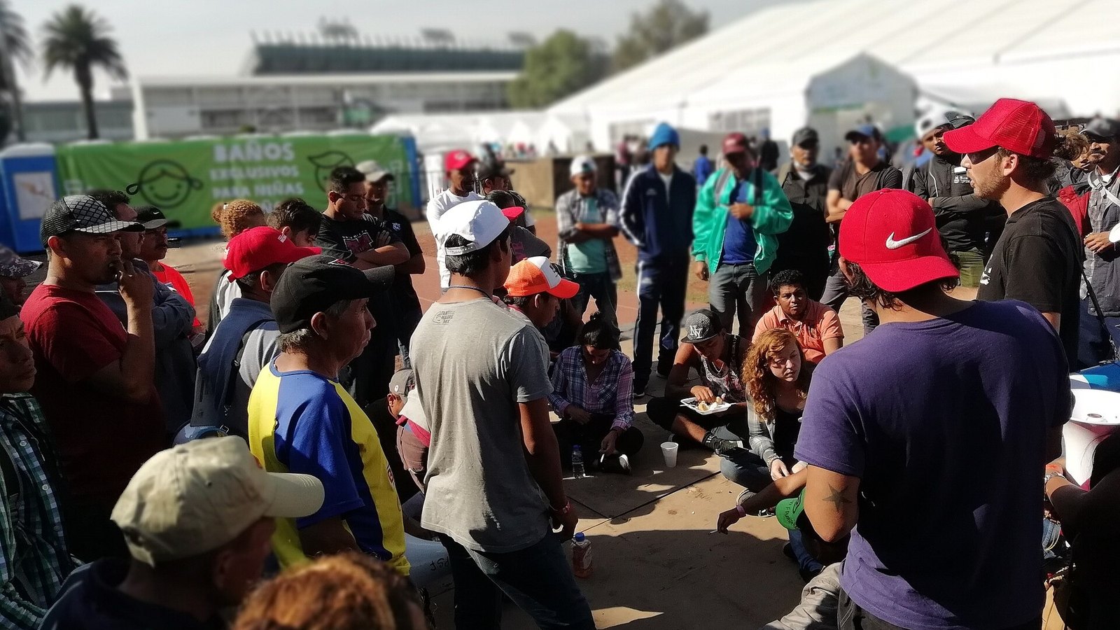 Una caravana de migrantes centroamericanos sale del sur de México rumbo a EE.UU.