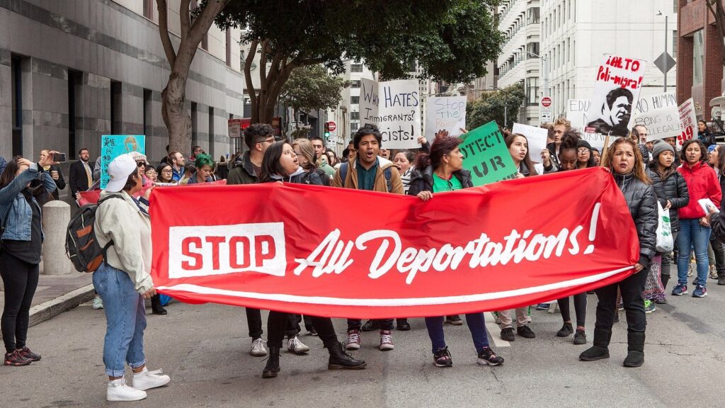 El DHS dice en X que aplica la ley y que muchos reclamos de temor no son creíbles