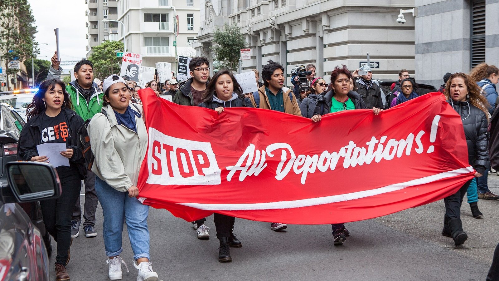 El DHS dice en X que aplica la ley y que muchos reclamos de temor no son creíbles