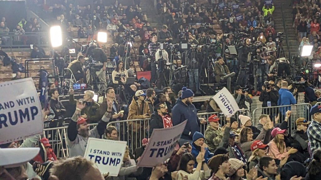 Trump vuelve a hablar de un tercer mandato en un mitin en Iowa