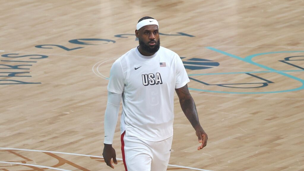 LeBron James responde a Trump tras ser llamado «desgracia» por su conducta durante el himno