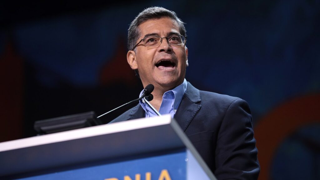 Xavier Becerra, demócrata, lidera encuesta para gobernador de California a días del voto