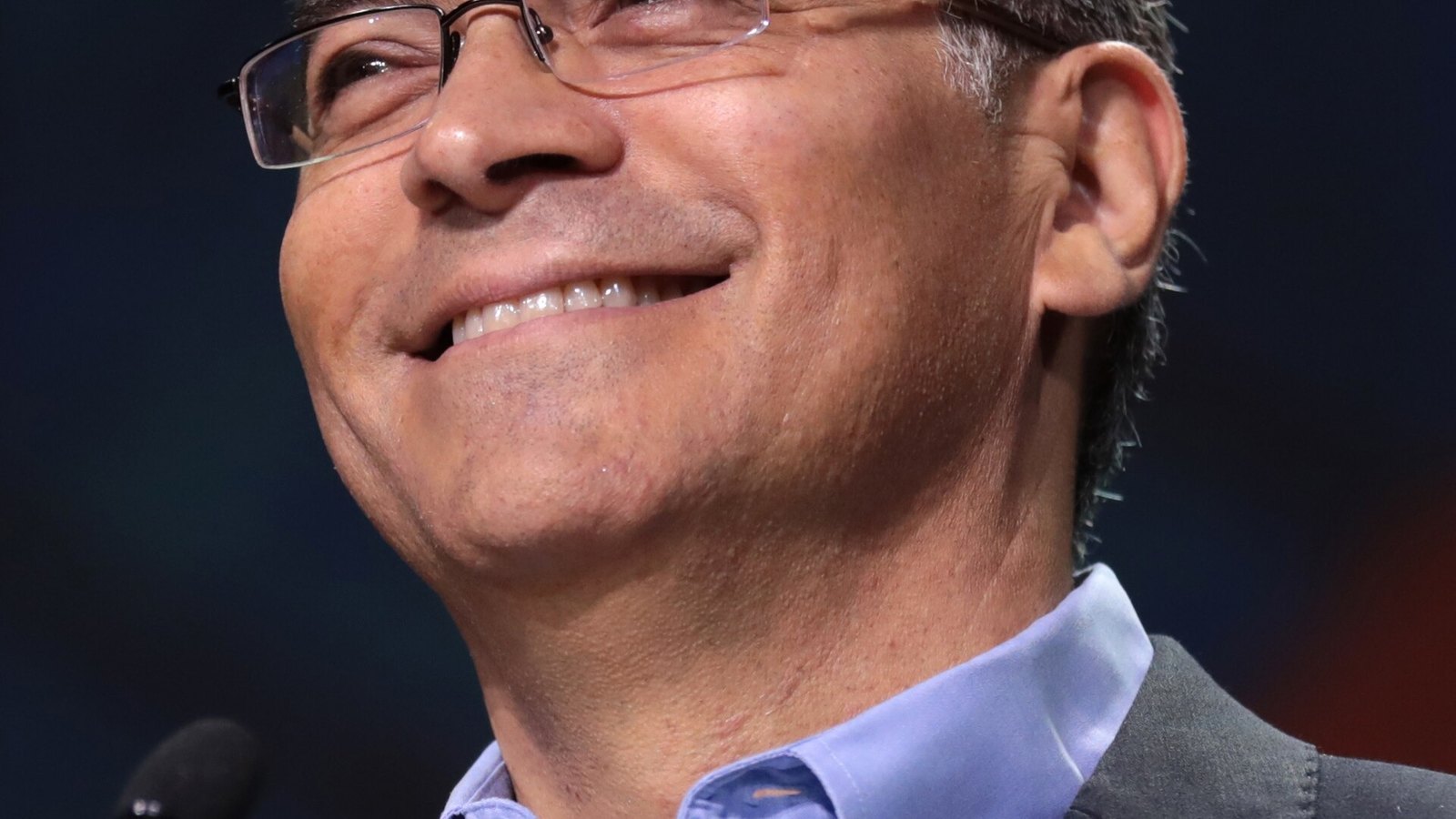 Xavier Becerra, demócrata, lidera encuesta para gobernador de California a días del voto