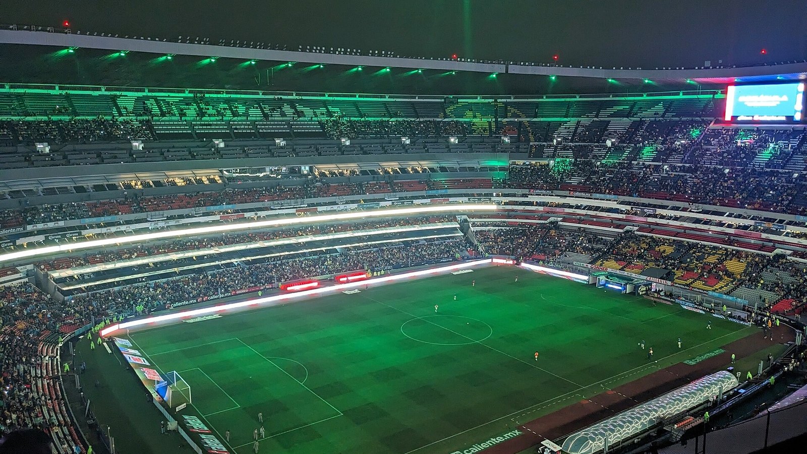 Pachuca vence 2-1 al América en el Azteca tras un penal anulado por el VAR
