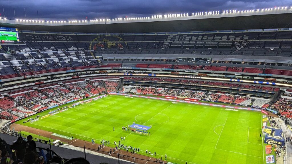 Pachuca vence 2-1 al América en el Azteca tras un penal anulado por el VAR