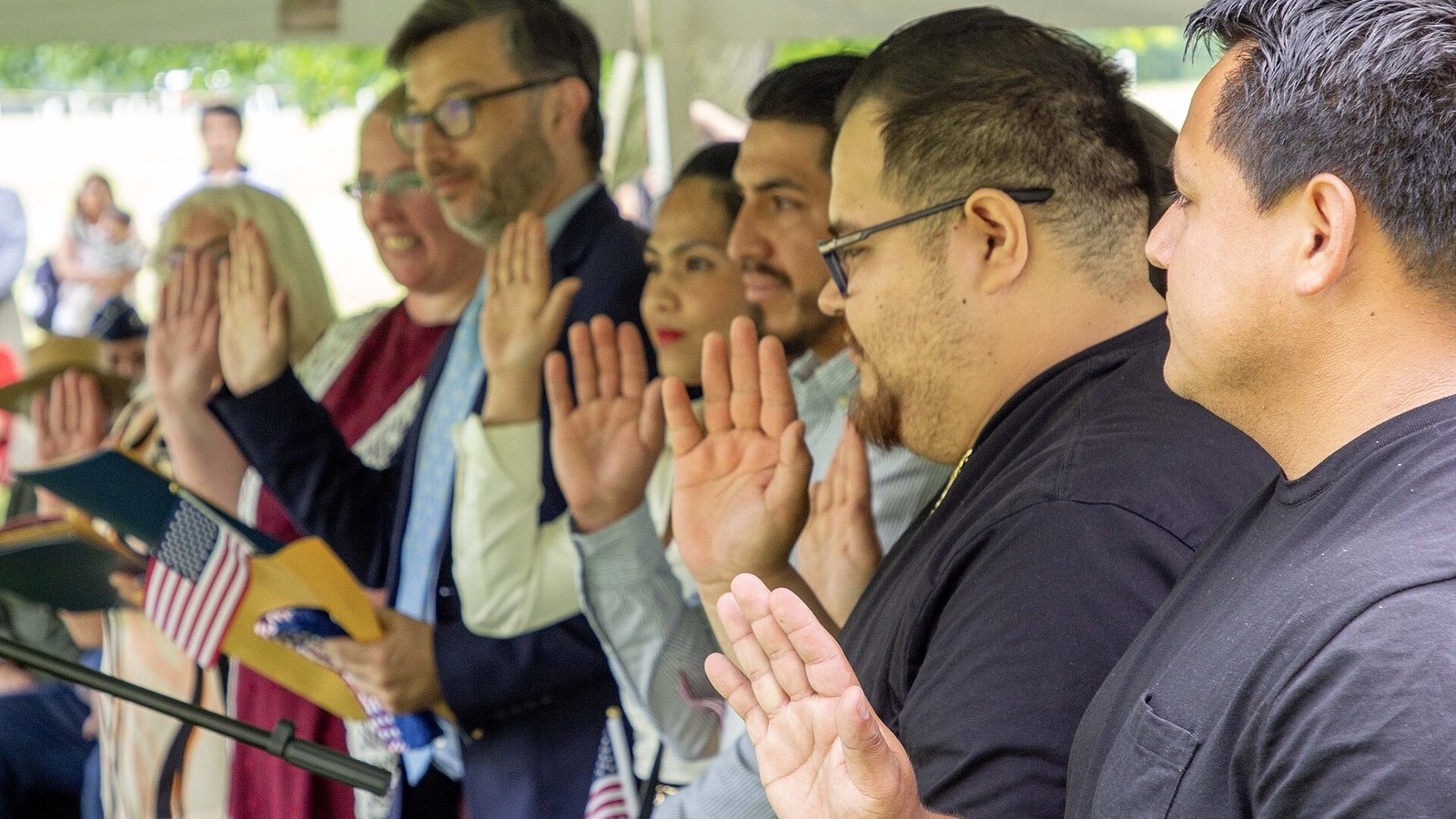 USCIS no anuncia pausa general de ciudadanía, pero reportes alertan de demoras antes del voto