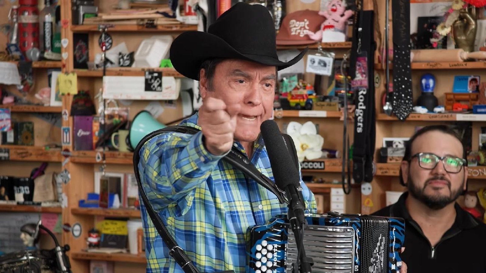 Los Tigres del Norte abren su Tiny Desk de NPR con un himno sobre la migración