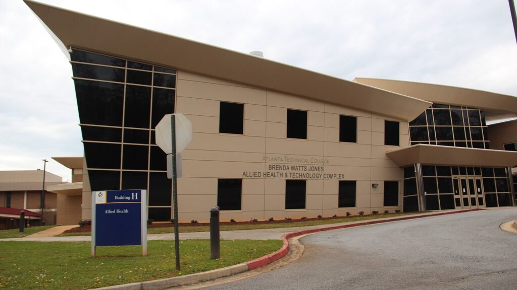 Un disparo accidental en un aula de Atlanta Technical College deja un estudiante muerto y otro herido