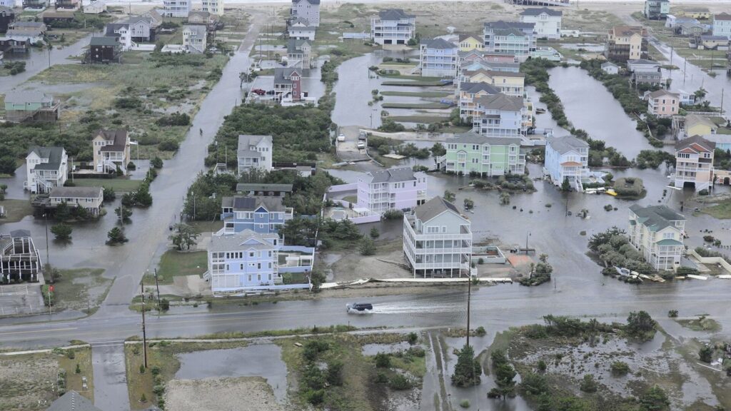 Una tormenta costera inunda Carolina del Norte y las lluvias amenazan el Suroeste